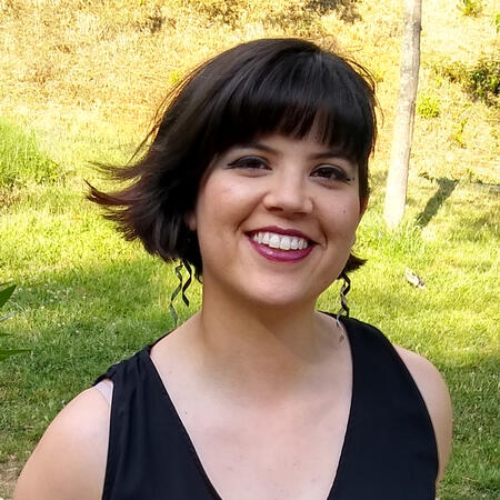 Laura tiene la cara redonda, va con flequillo y el pelo liso hasta la barbilla, con una camisa negra de tirantes.